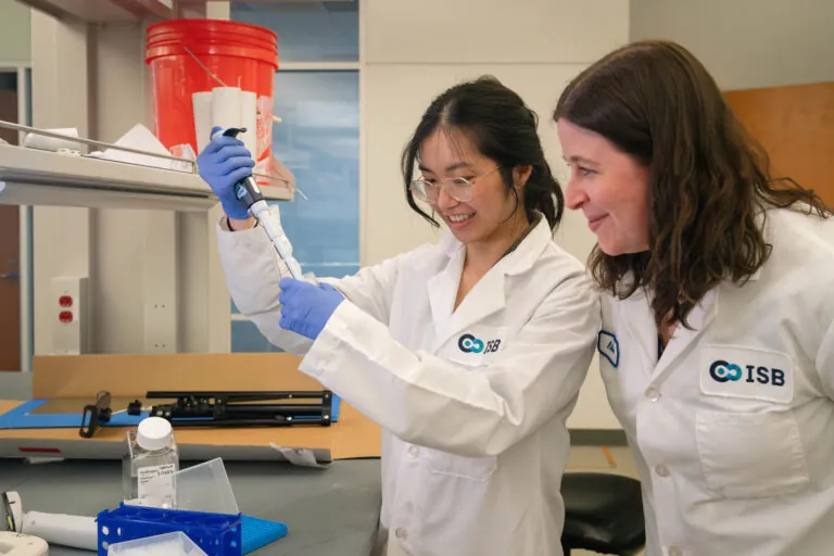 two women working in a lab